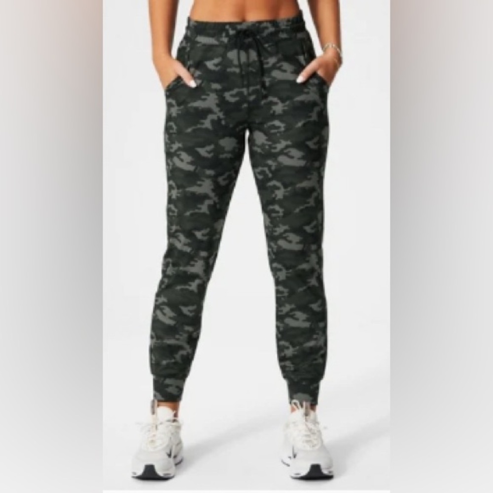 NWT 2X Fabletics Camo Jogger